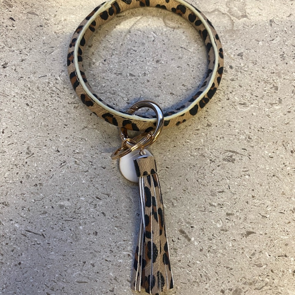 🔥 2 for $15 DEAL – READ FIRST 🔥Tassel Leopard Print Keychain Bracelet - Picture 3 of 4